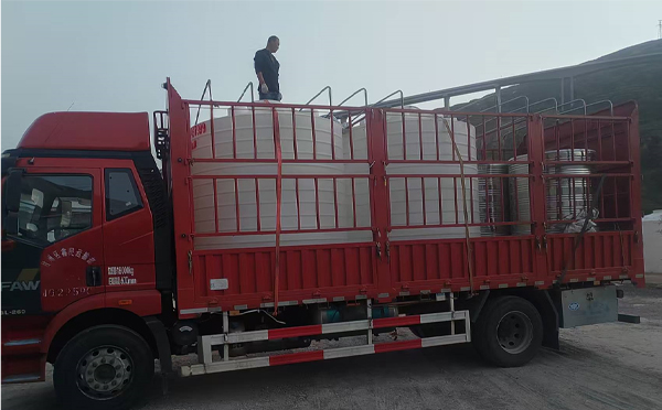 麦积立式运输桶安排发货现场